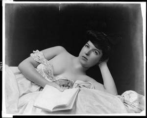 Bernard-album/748px-Young_woman_wearing_negligee_lying_in_bed_holding_bookLoC-600x482.jpg